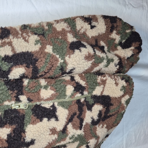 NWT Forever 21 Faux Shearling Camo Print Jacket Sz M Lightweight but substantial - Picture 7 of 15